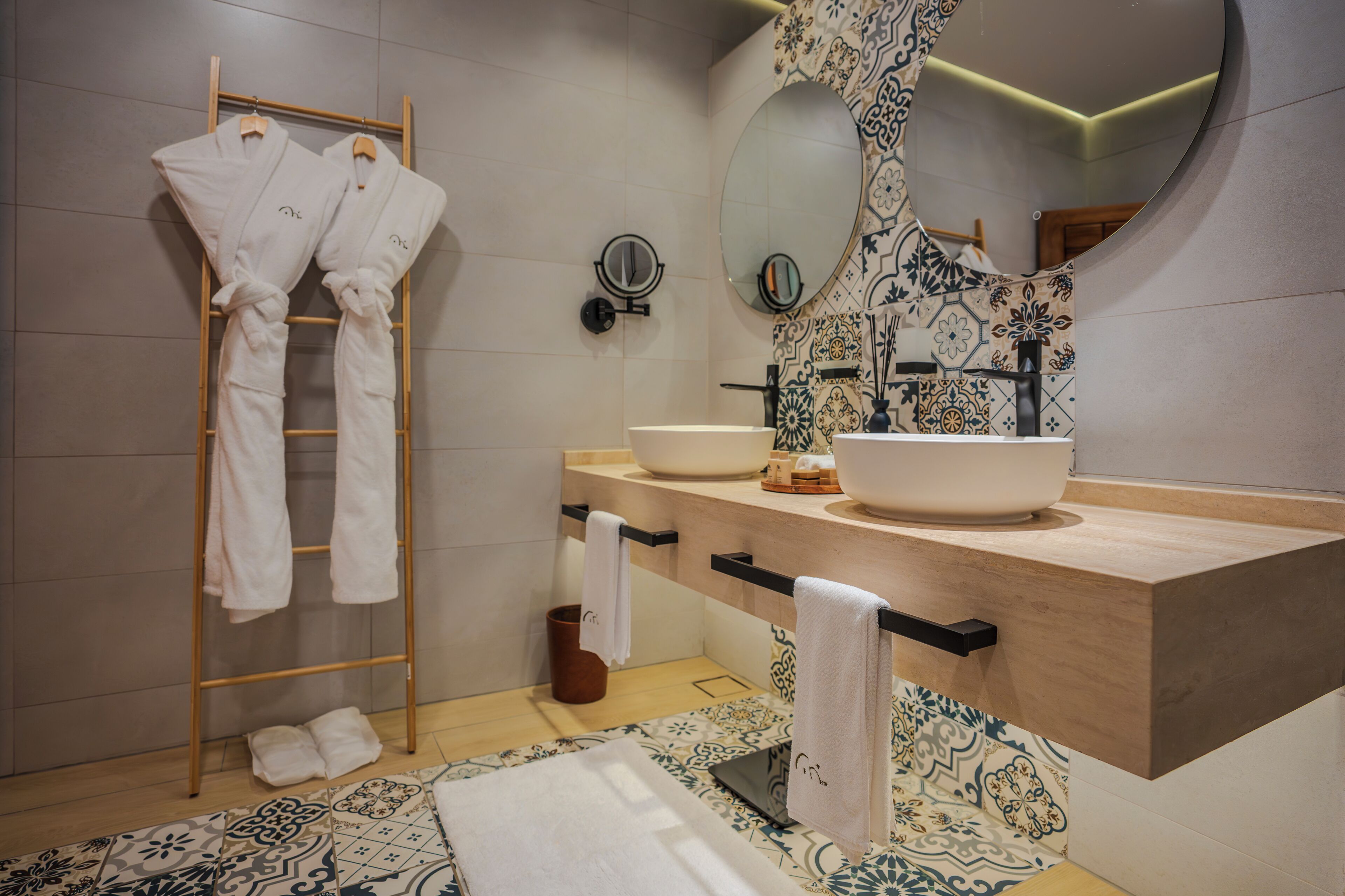 Shower, hair dryer, bathrobes, slippers