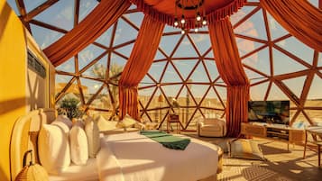 Selimut bulu angsa, minibar gratis, Wi-Fi gratis, dan seprai linen