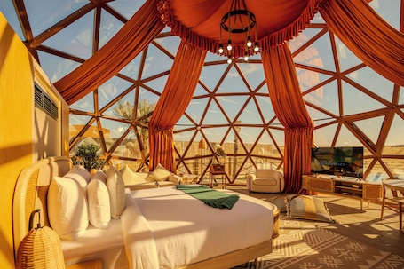 Cubrecamas, minibar con artículos gratuitos, wifi gratis y ropa de cama . Al Marmoom Oasis Luxury Experiential Desert Domes