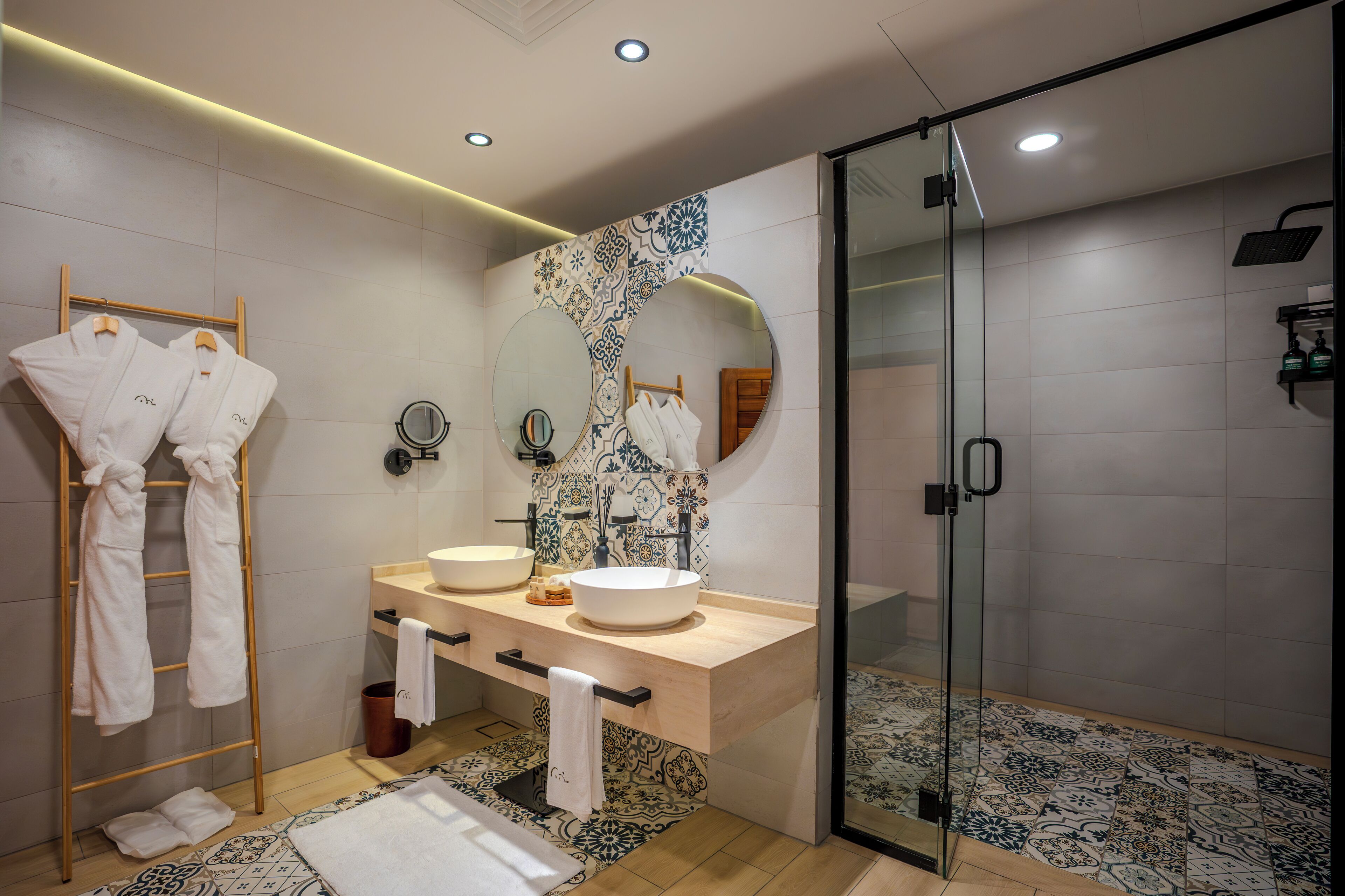 Shower, pengering rambut, jubah mandi, dan sandal