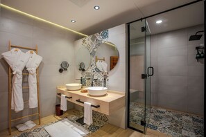 Dusch, hårtork, badrock och tofflor