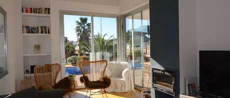 Televisie en een open haard