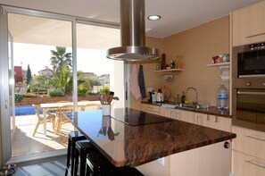 Kjøleskap, mikrobølgeovn, ovn og oppvaskmaskin