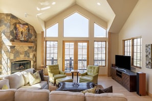 Smart TV, chimenea, oficina