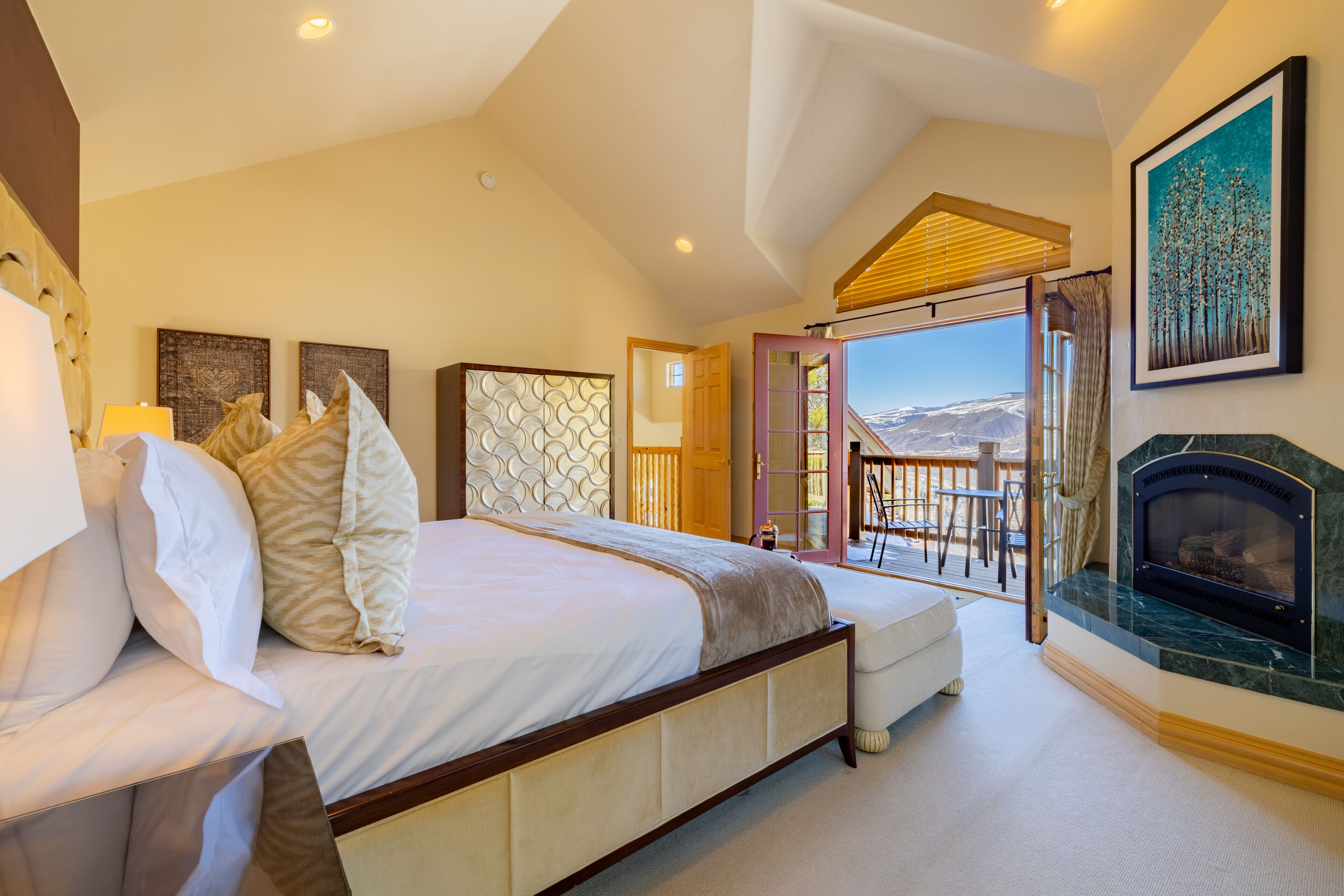 4 chambres, bureau, fer et planche à repasser, lit parapluie