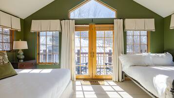 4 bedrooms, desk, iron/ironing board, travel crib