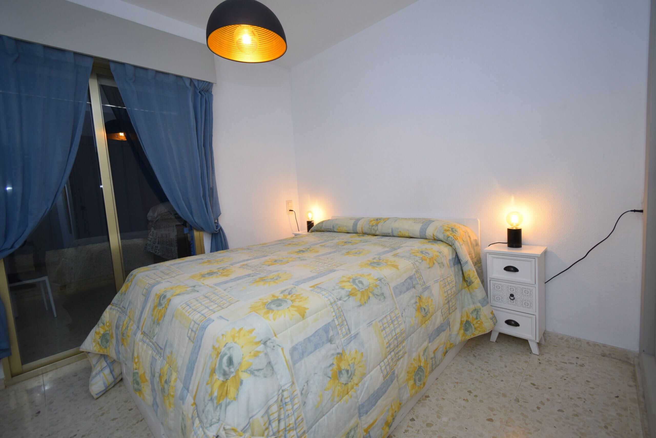 Een strijkplank/strijkijzer, beddengoed