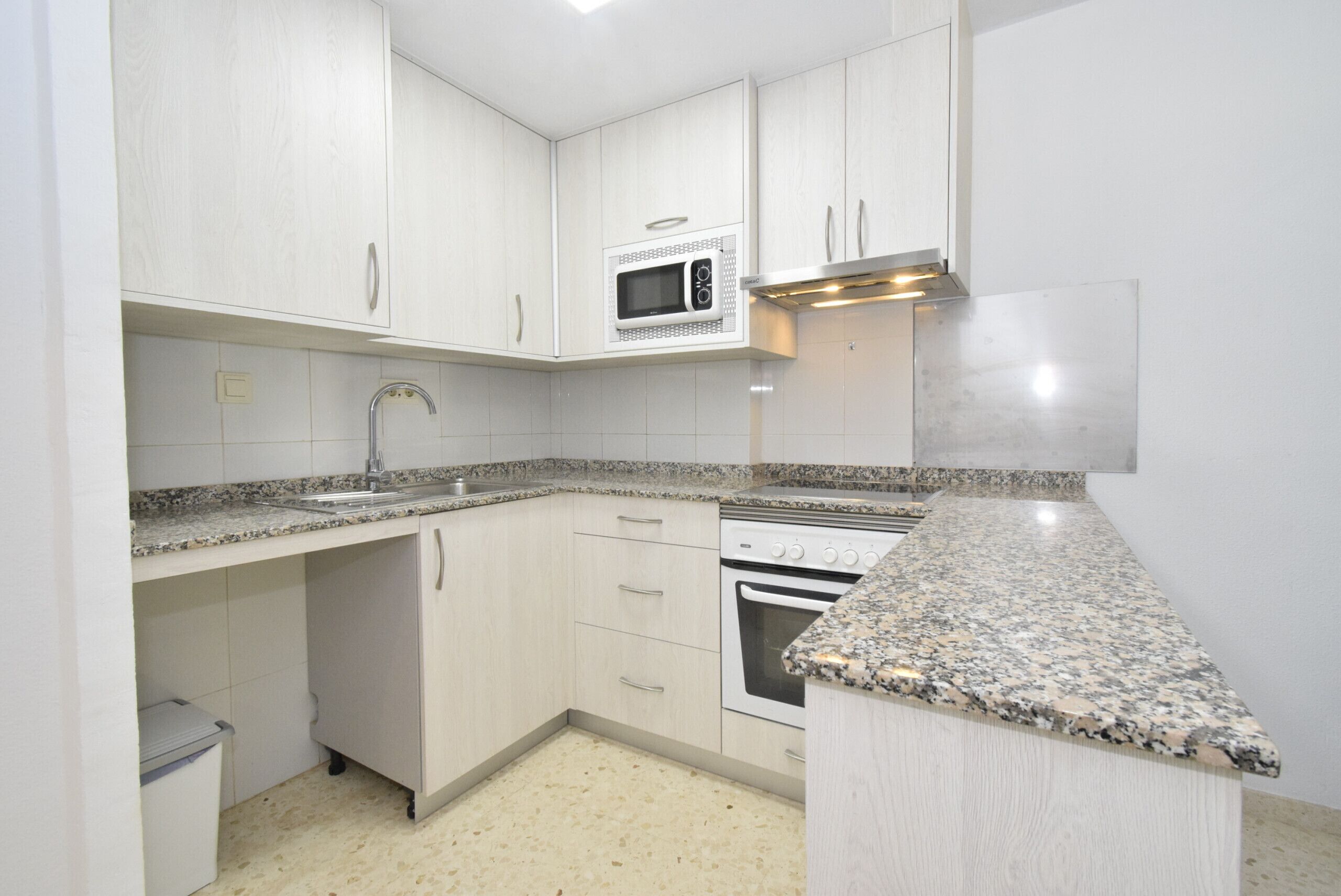 Frigorífico, microondas, horno y cafetera o tetera