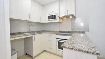 Réfrigérateur, micro-ondes, four, cafetiÚre/bouilloire