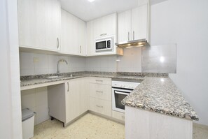 ثلاجة، ميكروويف، فرن، ماكينة لصنع القهوة/الشاي