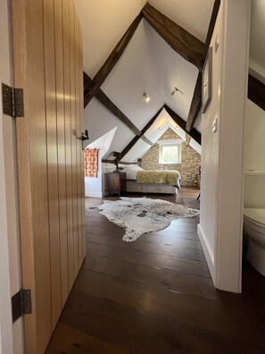 4 bedrooms, WiFi, bed sheets - Luxury cottage with a view (Cleveley)