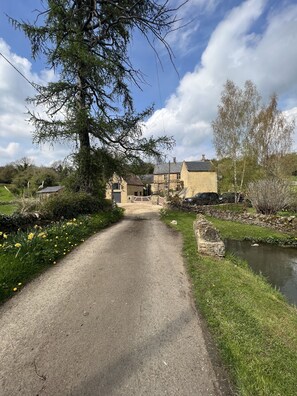 Property grounds - Luxury cottage with a view (Cleveley)