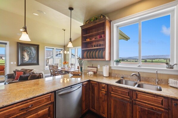 Interior - Majestic Mountain Views! (Kalispell)