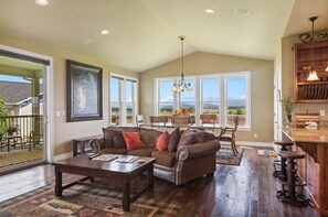 TV, fireplace - Majestic Mountain Views! (Kalispell)