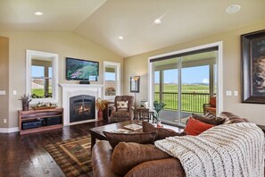 TV, fireplace - Majestic Mountain Views! (Kalispell)