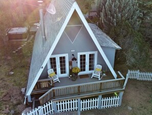 A two-story house with a balcony, a white picket fence, and outdoor seating. - Inviting Cabin on a quiet cul-de-sac in Payson. (Payson)