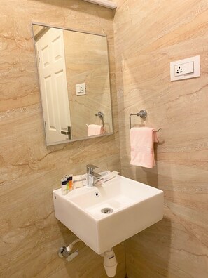 ฝักบัว, ผ้าเช็ดตัว, สบู่, ยาสระผม