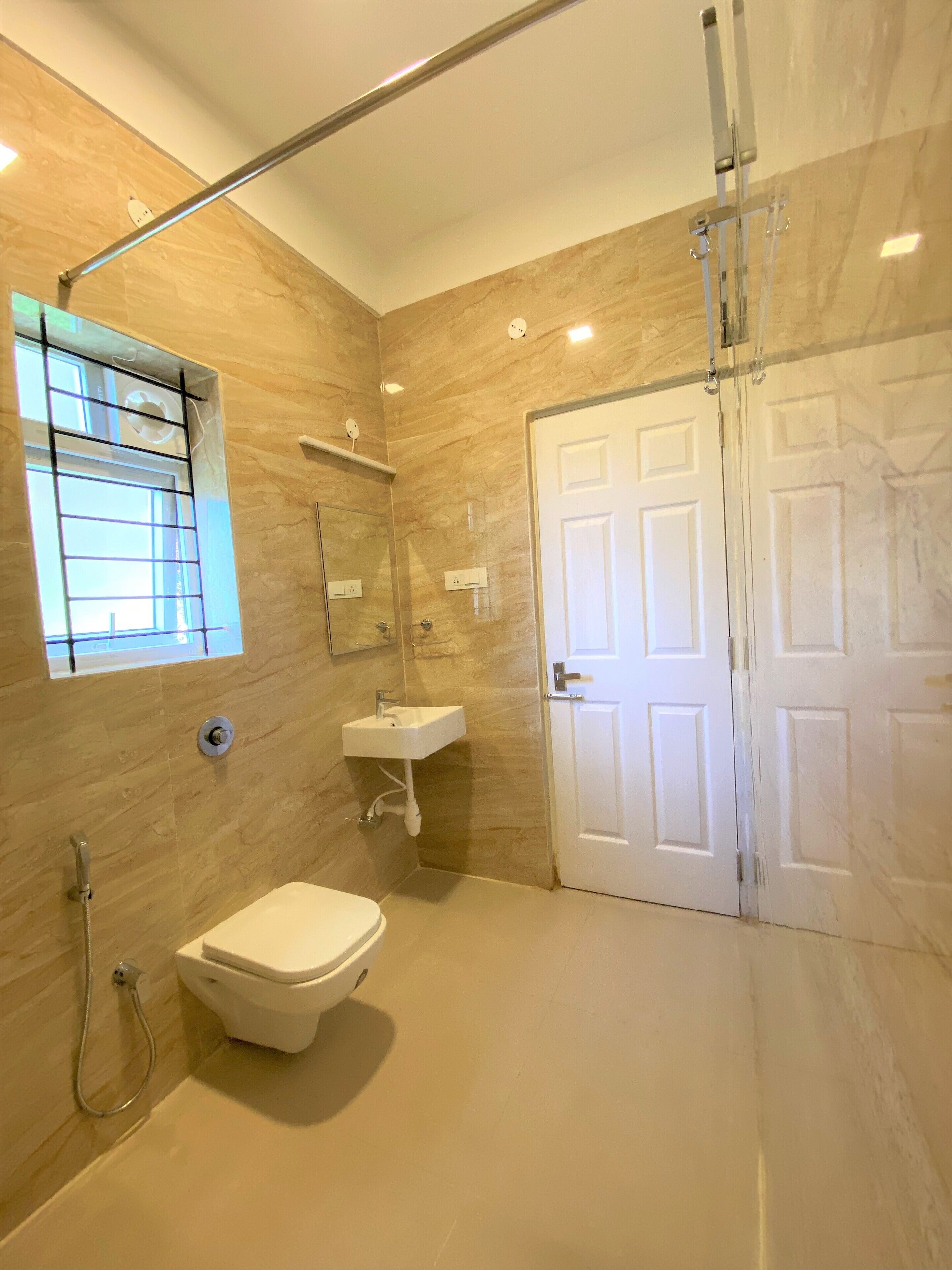 Regadera, toallas, jabón, shampoo 