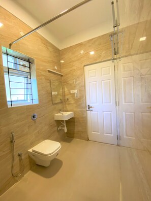 Douche, serviettes fournies, savon, shampoing