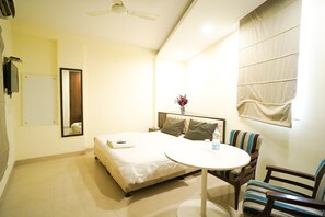 デラックス ダブルルーム | 防音設備、WiFi (無料)、ベッドシーツ