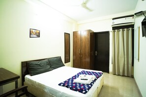 Soundproofing, free WiFi, bed sheets - Roomshala 014 Hotel EM (New Delhi)