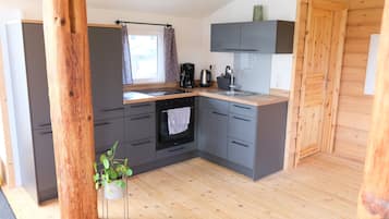 Kühlschrank, Ofen, Herdplatte, Wasserkocher mit Kaffee-/Teezubehör