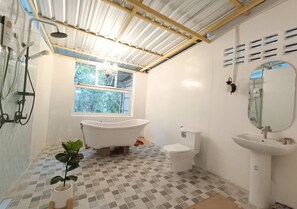 Basic Room, Multiple Beds, Bathtub, Canal View | Bathroom