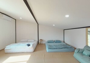 Habitación básica, varias camas, tina, vista al canal | Decoración personalizada, muebles diferentes y ropa de cama