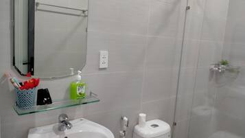 Bruser, hårtørrer, håndklæder, Sæbe