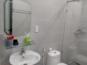 Ducha, secador de pelo, toallas y jabón