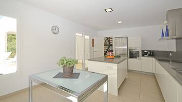 Een koelkast, een microgolfoven, een oven, een vaatwasser