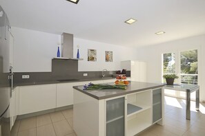 Een koelkast, een magnetron, een oven, een vaatwasser