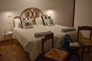 4 makuuhuonetta, työpöytä, Wi-Fi, vuodevaatteet