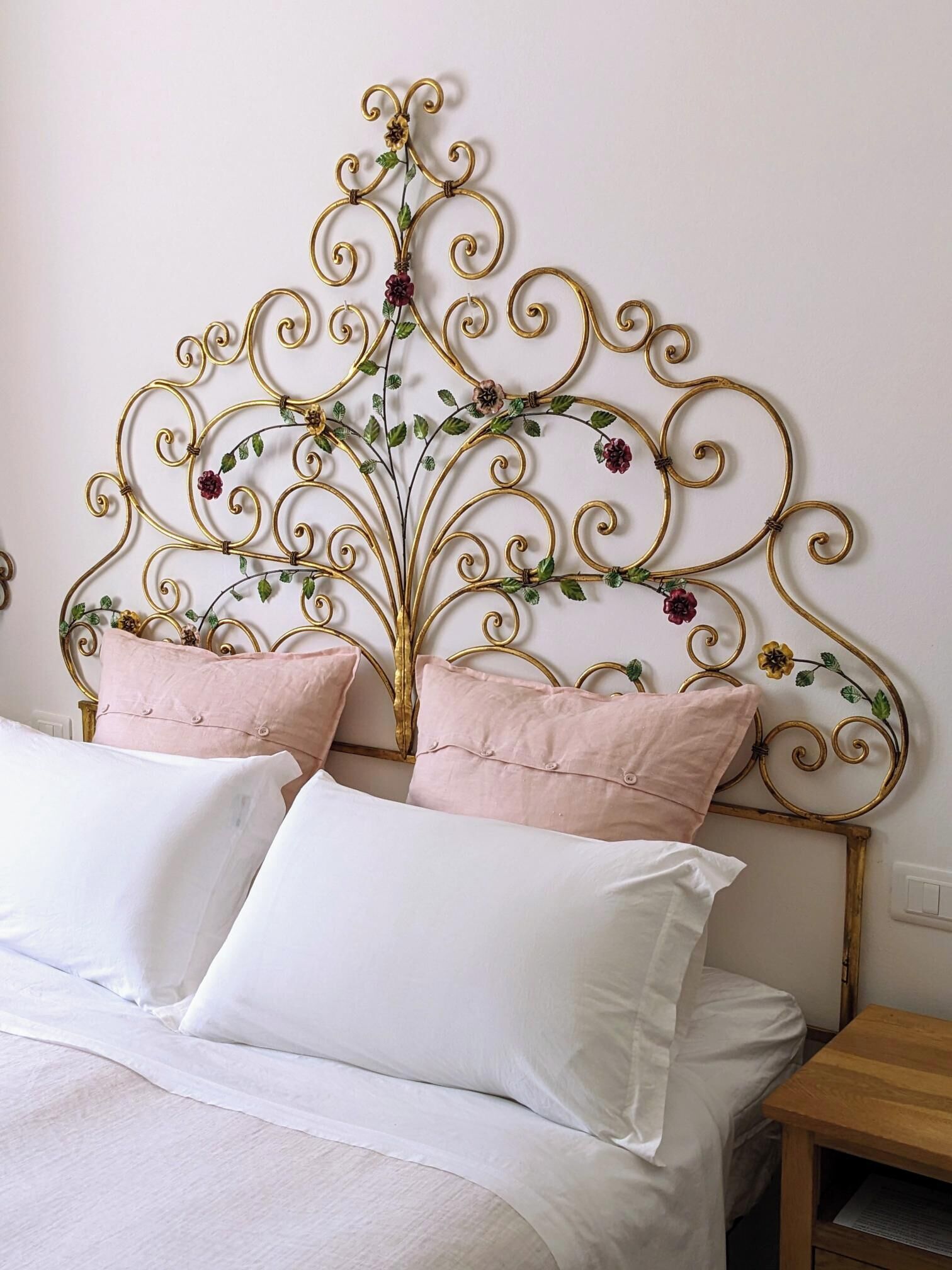 4 bedrooms, desk, WiFi, bed sheets