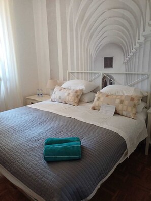 4 bedrooms, desk, WiFi, bed sheets