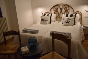 4 bedrooms, desk, WiFi, bed sheets