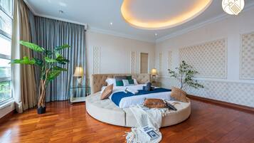 Luxury Villa | Blackout drapes, iron/ironing board, free cribs/infant beds, free WiFi