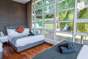 Luxury Villa | Blackout drapes, iron/ironing board, free cribs/infant beds, free WiFi