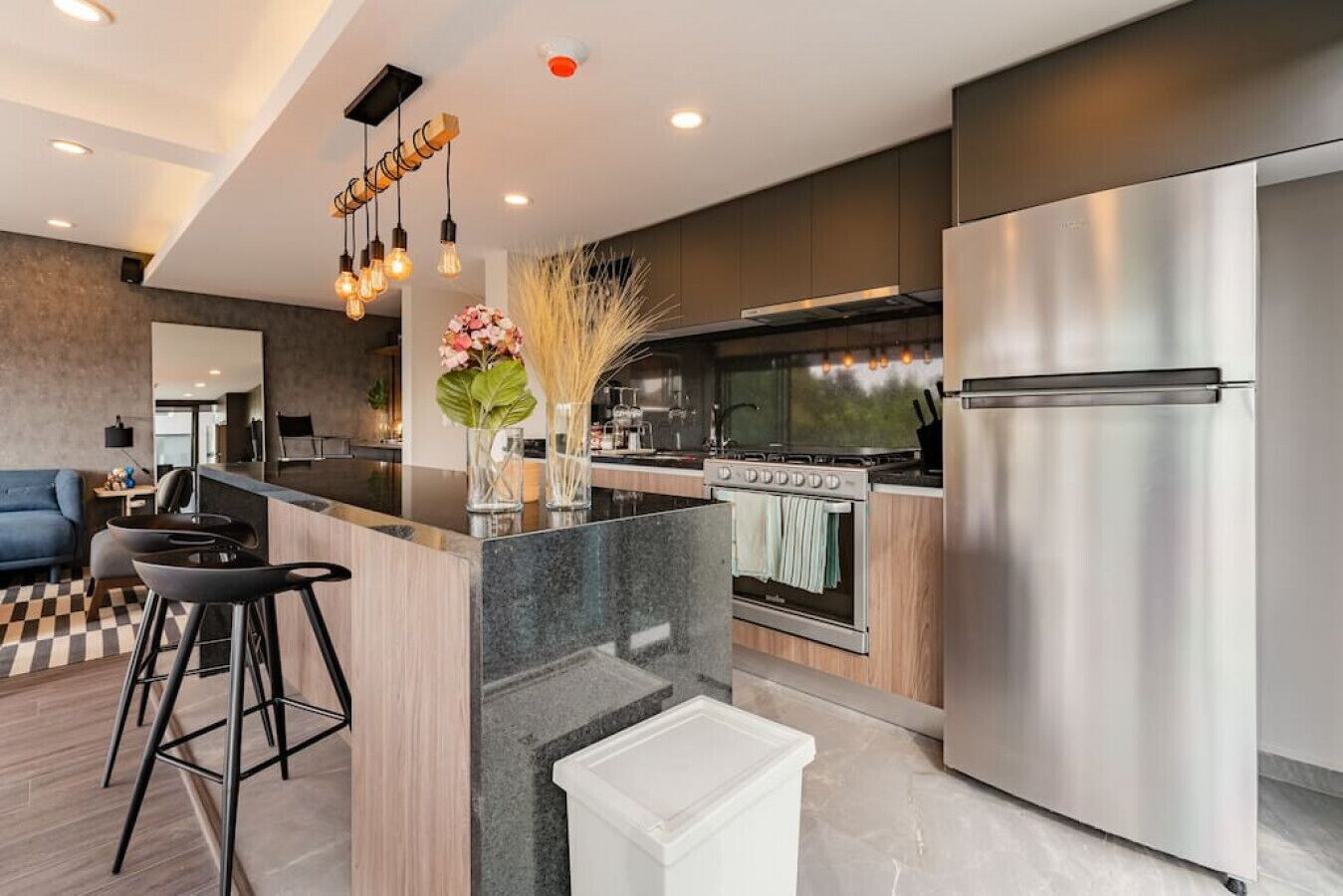 Exquisite Countess Haven: Luxe PH with Rooftop/Gym