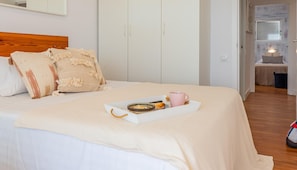 2 bedrooms, free WiFi - Cozy Beachfront Apartment in Palamós (Palamós)