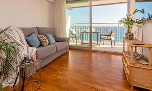 TV - Cozy Beachfront Apartment in Palamós (Palamós)