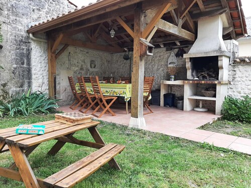 Gîte familial avec jardin, cheminée et équipements bébé – Bellevigne, Charente