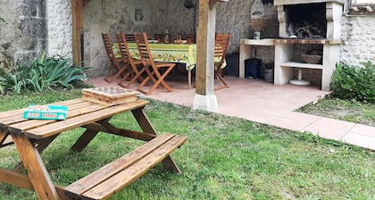 Gîte familial avec jardin, cheminée et équipements bébé – Bellevigne, Charente