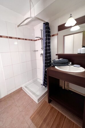 Haartrockner, Handtücher, Seife, Toilettenpapier