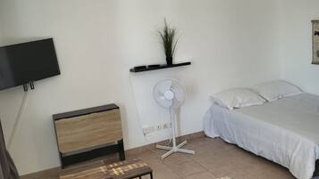 1 Schlafzimmer, BĂŒgeleisen/BĂŒgelbrett, WLAN, BettwĂ€sche