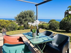 Outdoor dining - Seaside Apartment in Lumio with AC, Terraces, and Beach Access (Lumio)