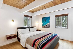 3 bedrooms, desk, free WiFi, bed sheets - Patton's Pfeiffer Cabin (Carnelian Bay)