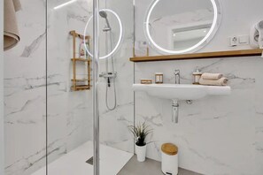 Dusche, Haartrockner, Handtücher