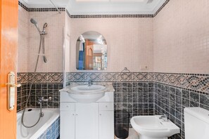 Shower, hair dryer, towels - Apartment 'Penthouse, Sea View Guardamar' with Sea View, Wi-Fi and Air Conditioning (Guardamar)