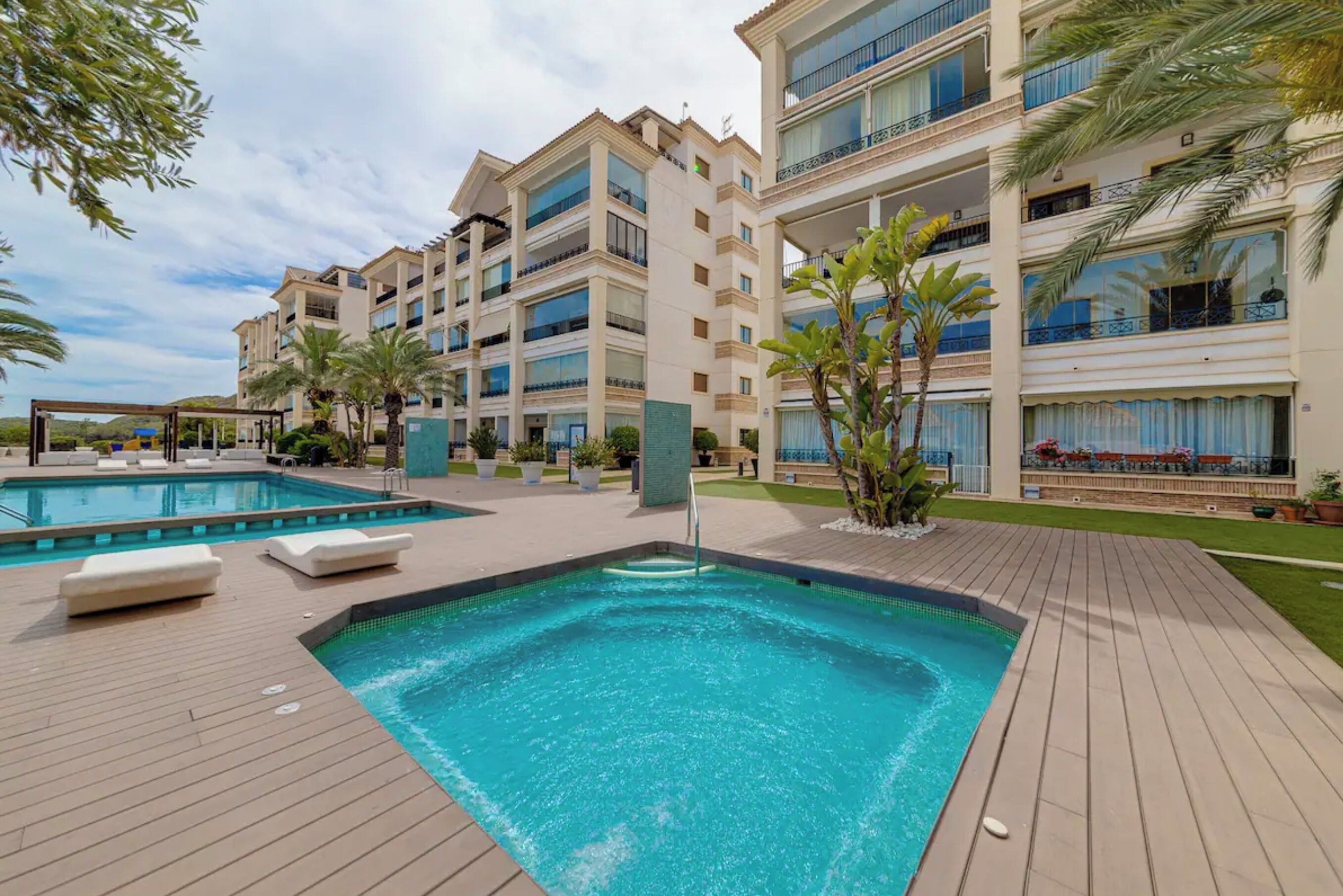 Een binnenzwembad, een verwarmd zwembad